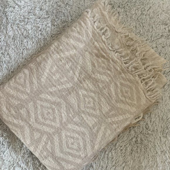 Wilfred Accessories - Aritzia Wilfred Pop Art Blanket - Cream/Nude Wilfred Accessories - Aritzia Wilfred Pop Art Blanket - Cream/Nude